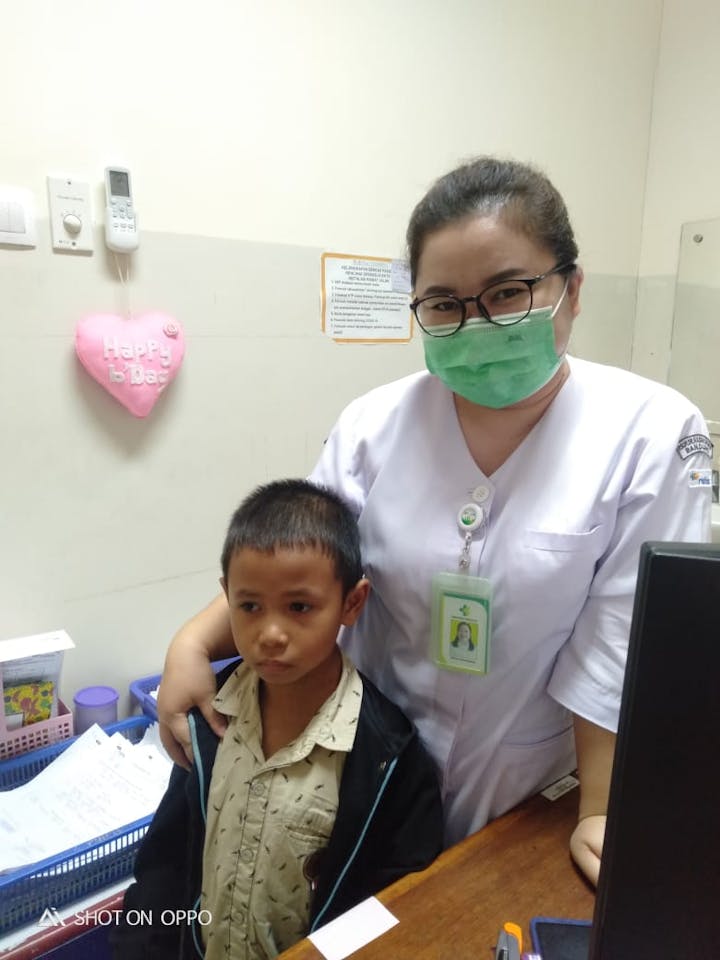 Suratlarda yubka kiygan ayollar oz mushuklarini porlaydilar