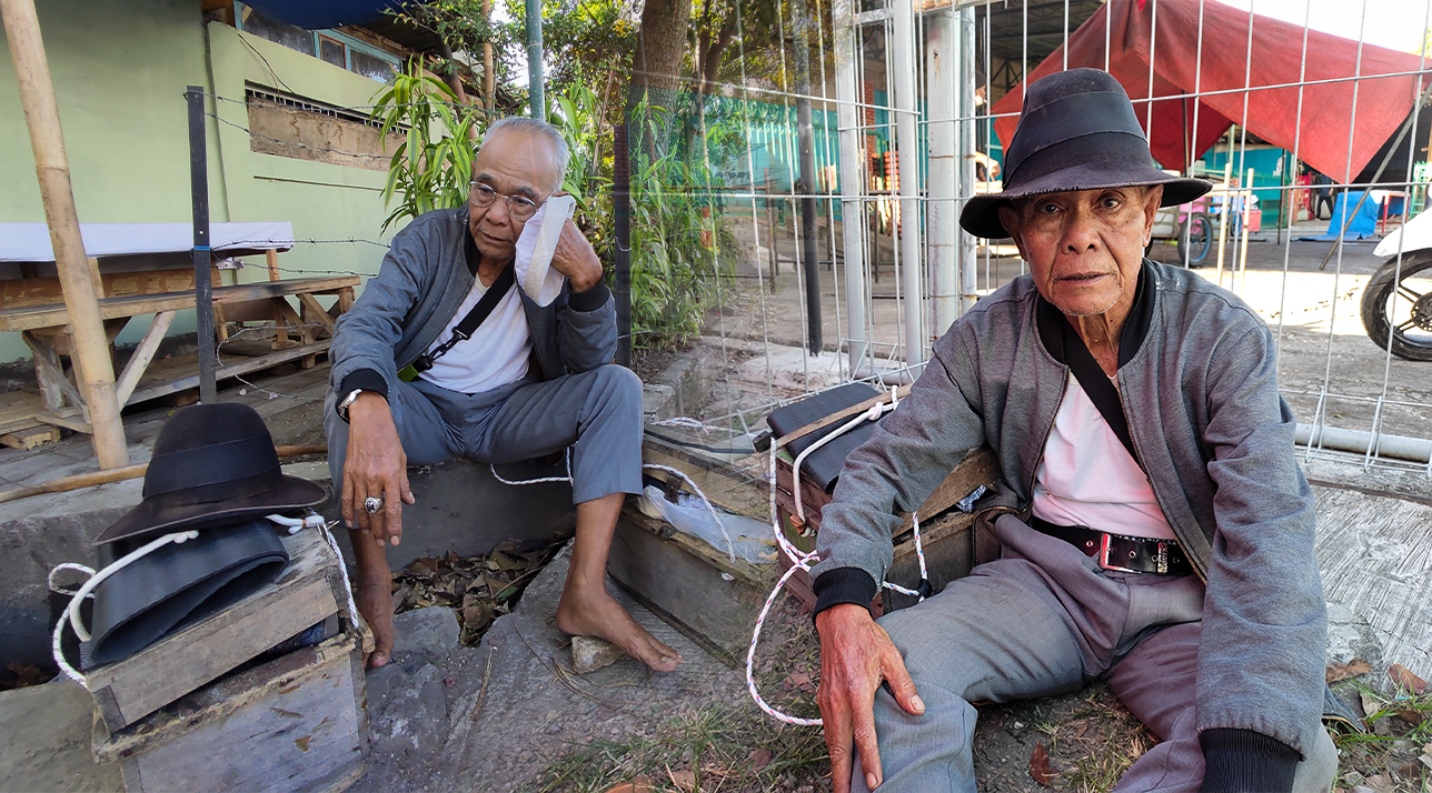 50 Tahun Jadi Tukang Sol, Masih Tahan Lapar & Tidur di Emperan