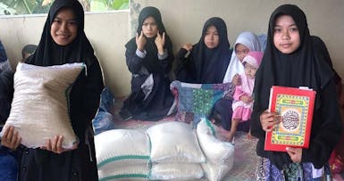 Sedekah Beras untuk Santri Yatim dan Dhuafa