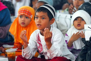 Bagikan Makanan untuk Adik-adik Panti Asuhan