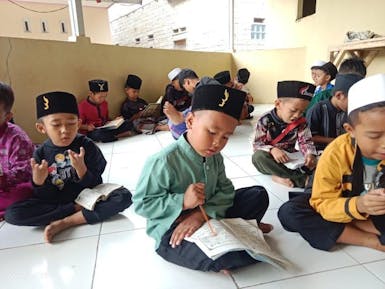 Raih Pahala Mengalir, Wakaf Al Quran 50 Yatim