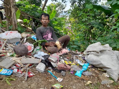 Bantu Keluarga Pemulung Untuk Bertahan Hidup