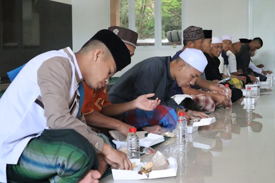 Bantu Yatim Dhuafa Santri Penghafal Alquran Dengan Rutin Sedekah Subuh