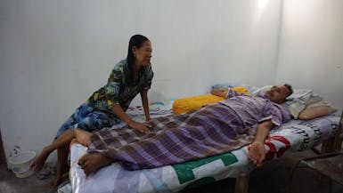 Urgent ! Patah Tulang Ekor, Bantu Ibu Sulastri untuk pengobatan Pak Gono
