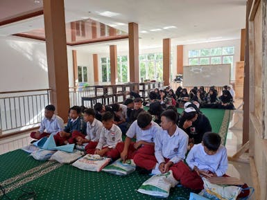 Bahagiakan Santri Yatim, Dhuafa dan Penghafal Al Quran