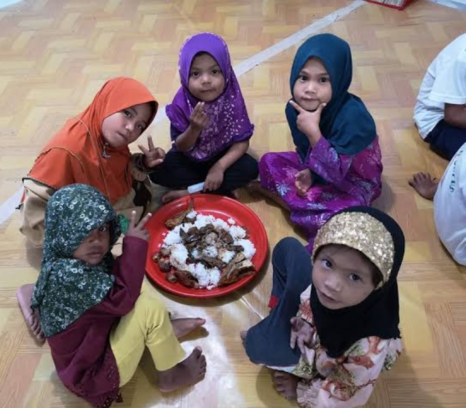 Tunaikan fidyah untuk makan anak yatim dhuafa di panti asuhan