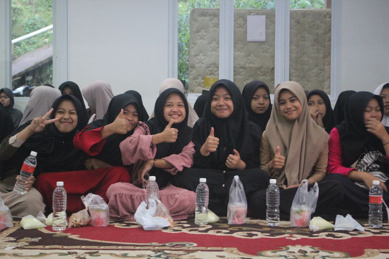 Gerakan berbagi paket ifthor buka puasa untuk 1.700 santri dibulan Ramadhan