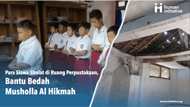 Para Siswa Sholat di Ruang Perpustakaan, Bantu Bedah Musholla Al Hikmah di SDN Bumiayu