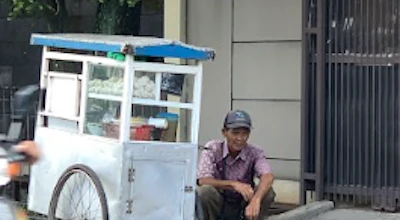 Terserempet Hingga Uang Hilang! Bantu Kakek Penjual Pempek
