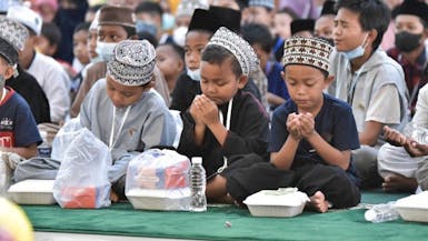 Sedekah Subuh, Beri Makan Anak Yatim