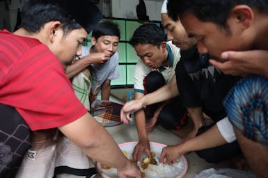 Sedekah makan untuk sahabat yatim dan santri penghafal quran