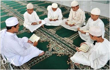Berikan Makan untuk Anak Yatim di Panti Asuhan