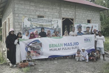 Tak Ada Masjid Mualaf Maluku Sholat di Teras Rumah