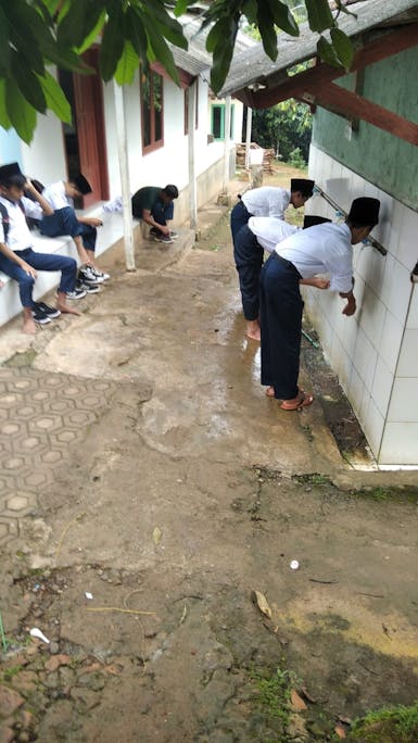 Yuk sahabat baik kita bantu Pondok-pondok pesantren di wilayah Daerah-daerah pelosok Memiliki sarana infrastruktur sumber air bersih