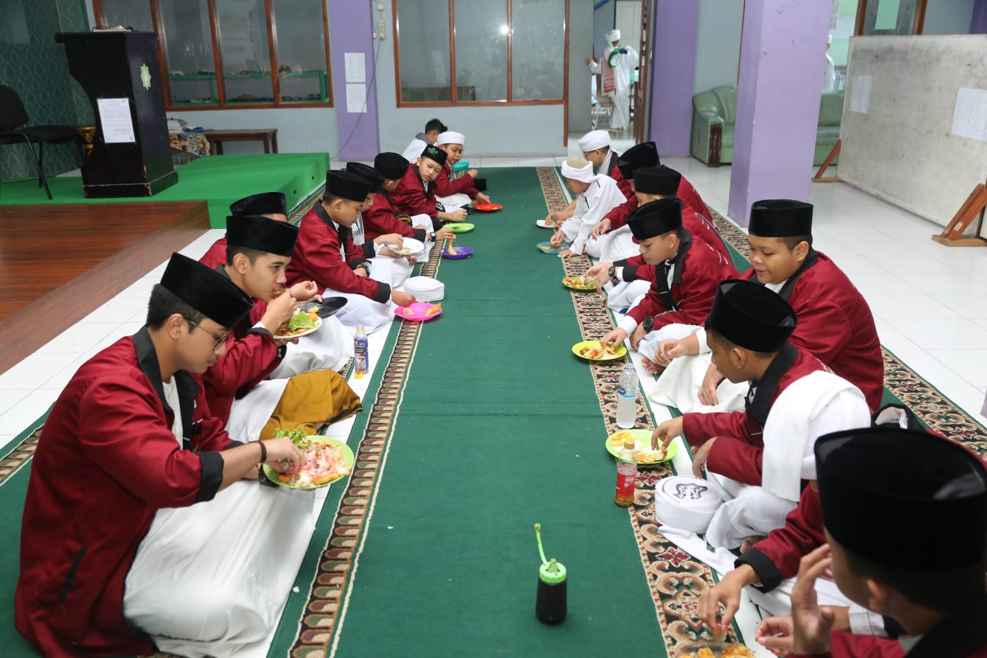 Gerakan Sedekah Dengan Raih BERKAH Berbagi Paket Buka Puasa Sunnah