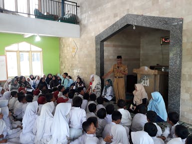 Keadaan Pondok Pesantren Darussalam tidak memiliki sarana air bersih ketika kemarau tiba, dua hari sekali beli Air  Bersih