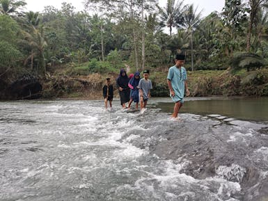 Jembatan gantung putus siswa dan warga lewati sungai