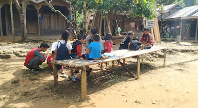 sekolah alam untuk anak anak suku pedalaman