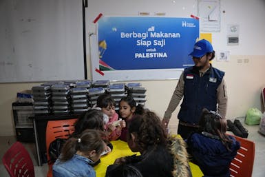 Berbagi makanan siap saji bagi saudara kita di Palestina
