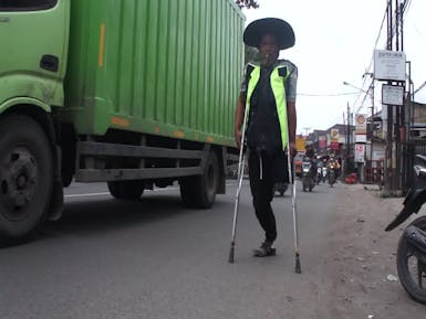 SEMANGAT TUKANG PARKIR, BERTAHAN HIDUP DENGAN SATU KAKI