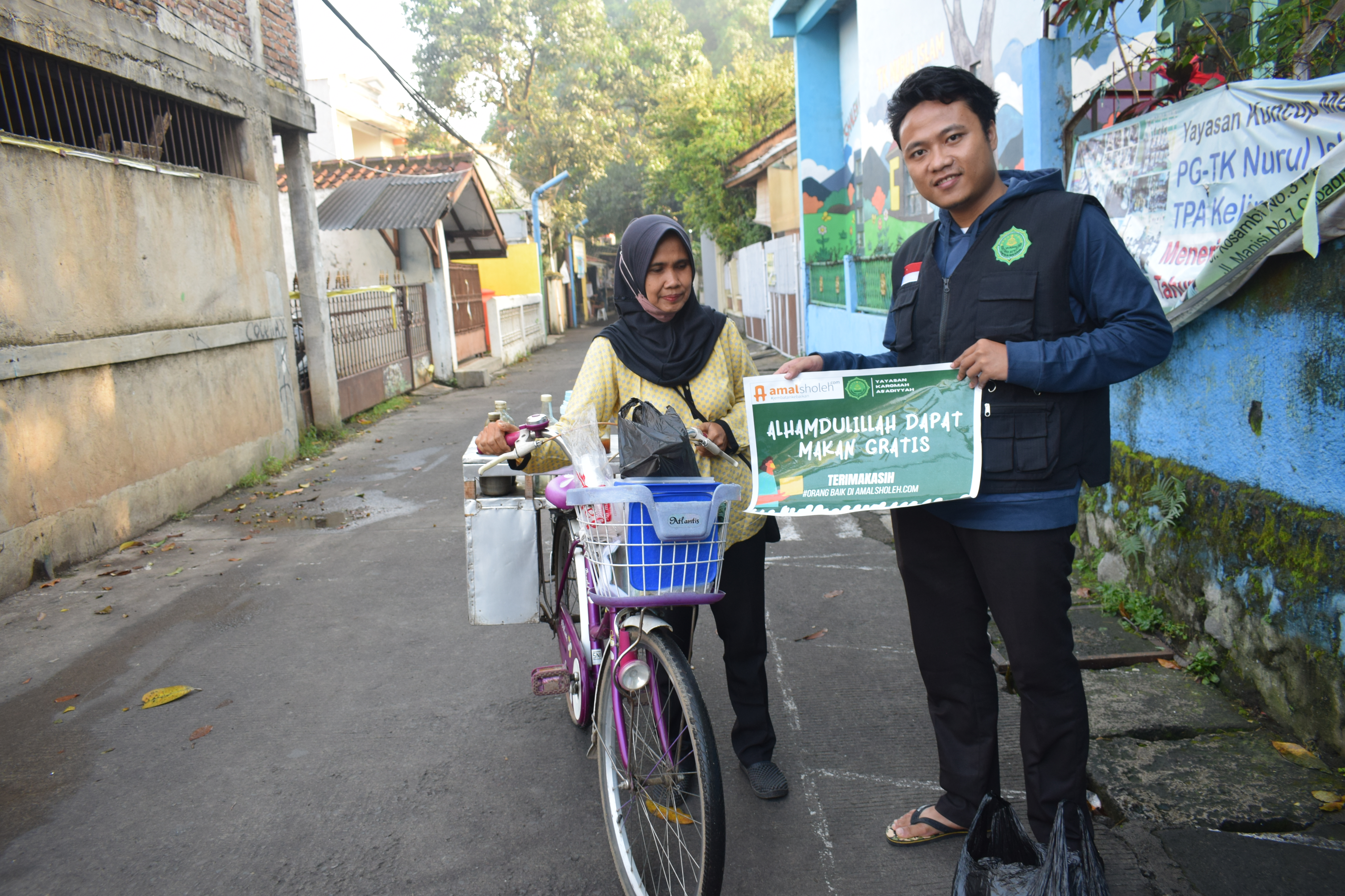Rutin Sedekah Subuh Berbagi Ratusan Nasi Gratis