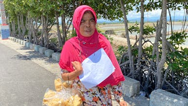 Bantu Ibu Cacat, Terbuang Sejak Kecil
