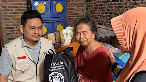 Paket Sembako untuk Lansia Dhuafa di Pelosok Desa