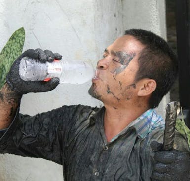 Kang Deny Rela Masuk Gorong-gorong dan Menyelami Selokan Demi Menyambung Hidup