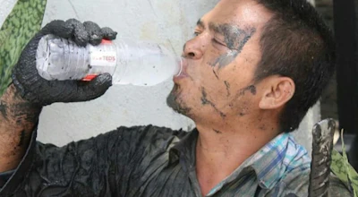 Kang Deny Rela Masuk Gorong-gorong dan Menyelami Selokan Demi Menyambung Hidup