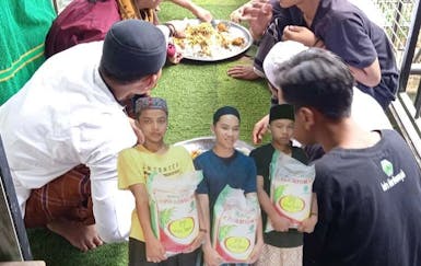 Sedekah Beras Beri Makan 20 Santri Yatim dan Dhuafa