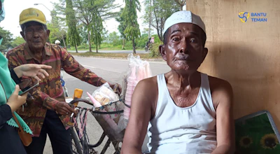 Lansia (85th) Pedagang Es Keliling Bermodalkan Sepeda Tua