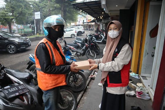 Sedekah Rutin Tebar Nasi Berkah Untuk Pejuang Nafkah