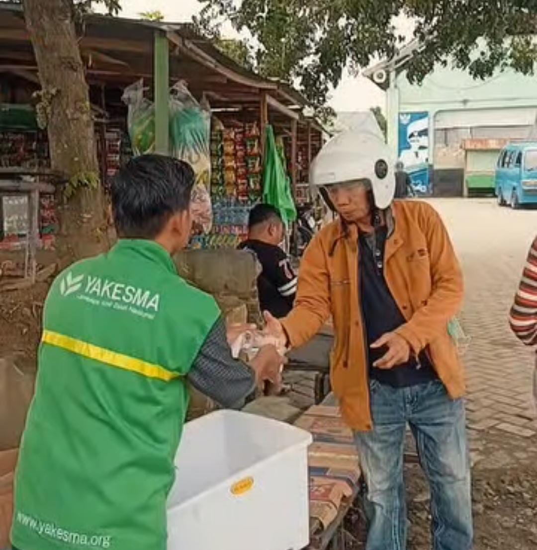 sedekah makan yatim, dhuafa, santri, dan guru ngaji