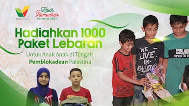 Bagi-Bagi Baju Baru untuk Lebaran Anak Palestina