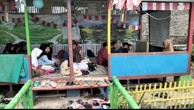 Bahagiakan Guru Ngaji di Kampung