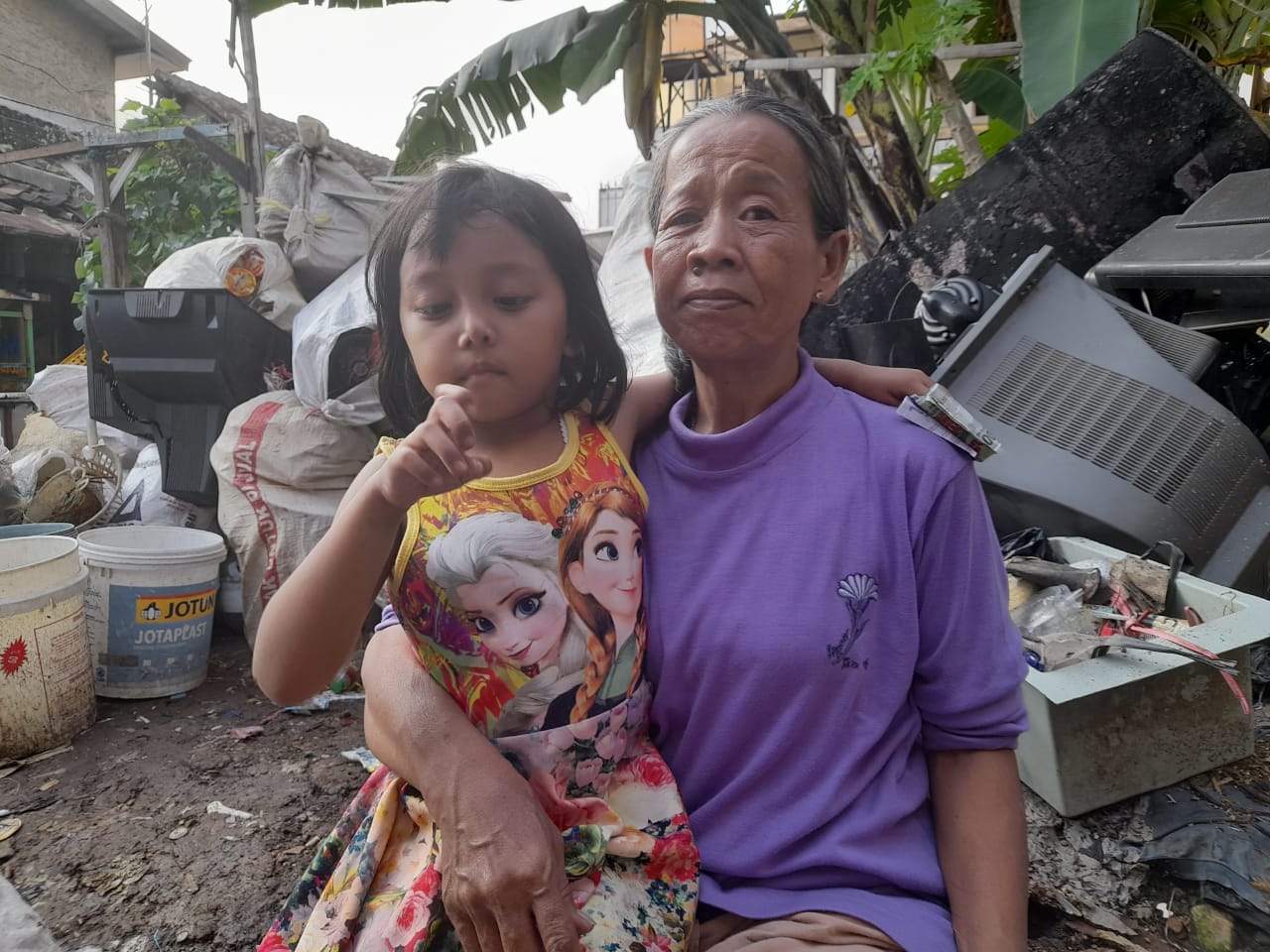 Anak Yatim Menemani Sang Nenek Memulung Sampah