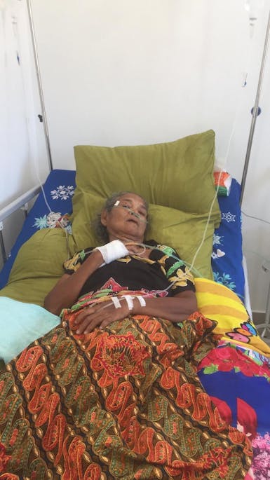 Bantu Nenek Theri Untuk biyaya Rujuk Rumah sakit
