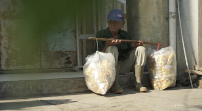 Bantu Abah Aman!! Penjual Kerupuk Kulit Yang Terus Berjuang
