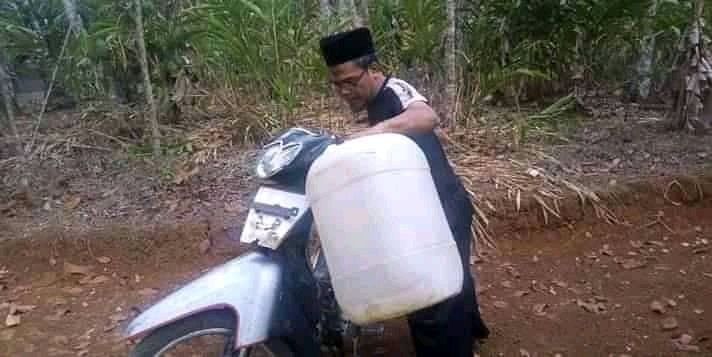 Sedekah Apa Yang Paling Utama? "Sedekah Air" “Wahai Rasulullah, sedekah apa yang paling utama?” Beliau menjawab, “Memberi air.” (Shahih Abu Daud).