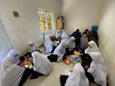 Sedekah makan untuk santri yatim dan penghafal quran