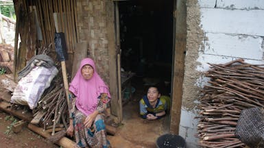 MAK ETI,LANSIA MERAWAT ANAK NYA YANG LUMPUH HANYA SEORANG DIRI.