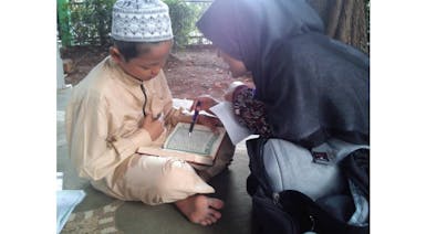 Berikan Berkah THR untuk Guru Ngaji